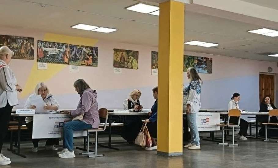 Ровно в 8:00 в Ельце начали свою работу более 50 избирательных участков