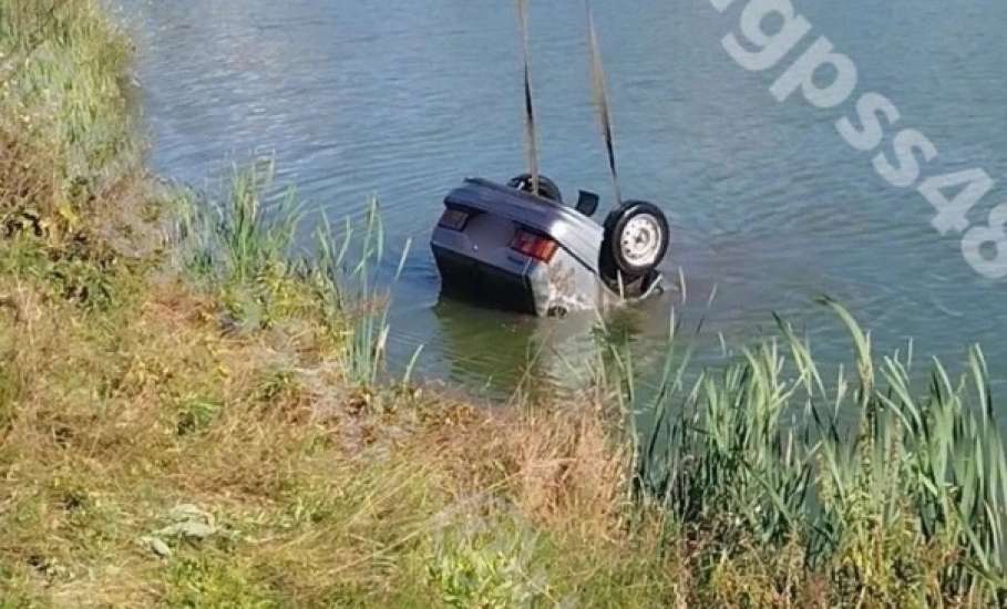 Сегодня водолазы достали из пруда машину и тело мужчины в Измалковском районе