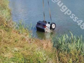 Сегодня водолазы достали из пруда машину и тело мужчины в Измалковском районе