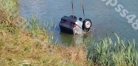 Сегодня водолазы достали из пруда машину и тело мужчины в Измалковском районе