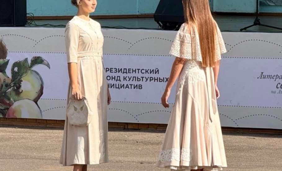 Девушки в елецком кружеве вышли на подиум