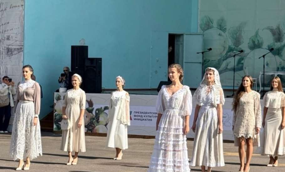 Девушки в елецком кружеве вышли на подиум