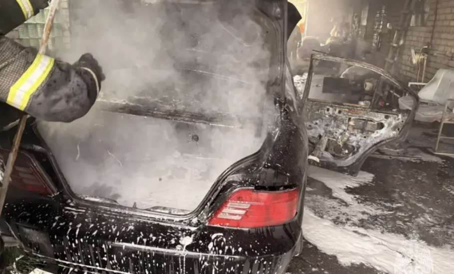 В Ельце сгорел в гараже автомобиль марки &laquo;Мицубиси&raquo;