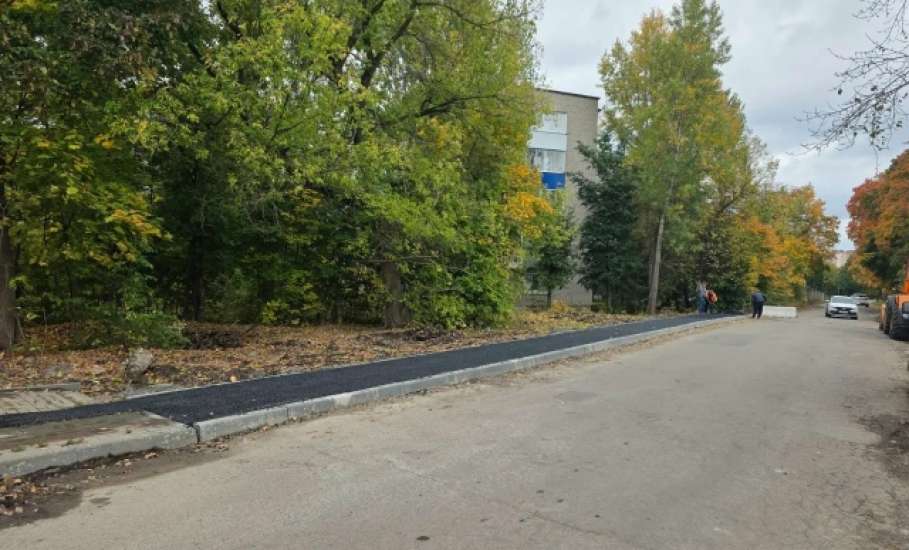 Завершается благоустройство тротуара по улице Концевой
