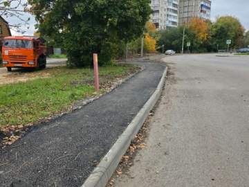 Завершается благоустройство тротуара по улице Концевой