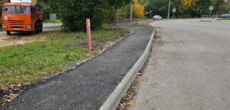 Завершается благоустройство тротуара по улице Концевой