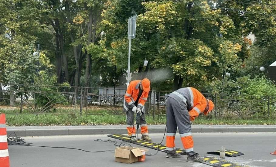 В Ельце продолжается установка искусственных дорожных неровностей