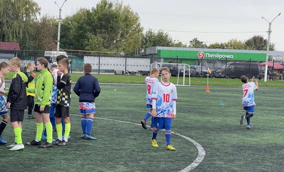 Команда спортивной школы Елецкого муниципального округа принимает участие в Чемпионате региона по футболу среди юношей