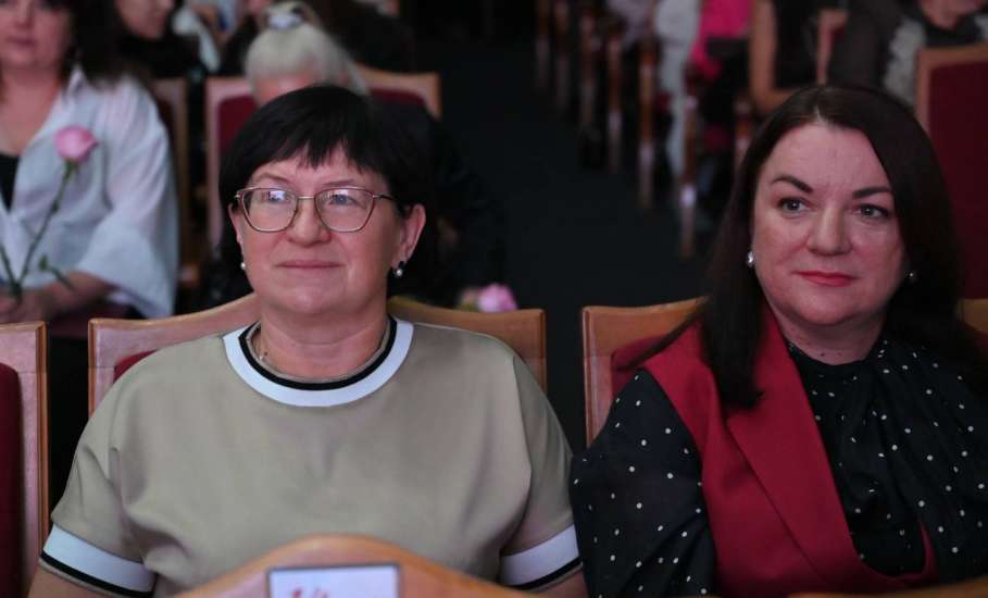 Сегодня, в преддверии Дня учителя, в Доме культуры железнодорожников чествовали наших педагогов