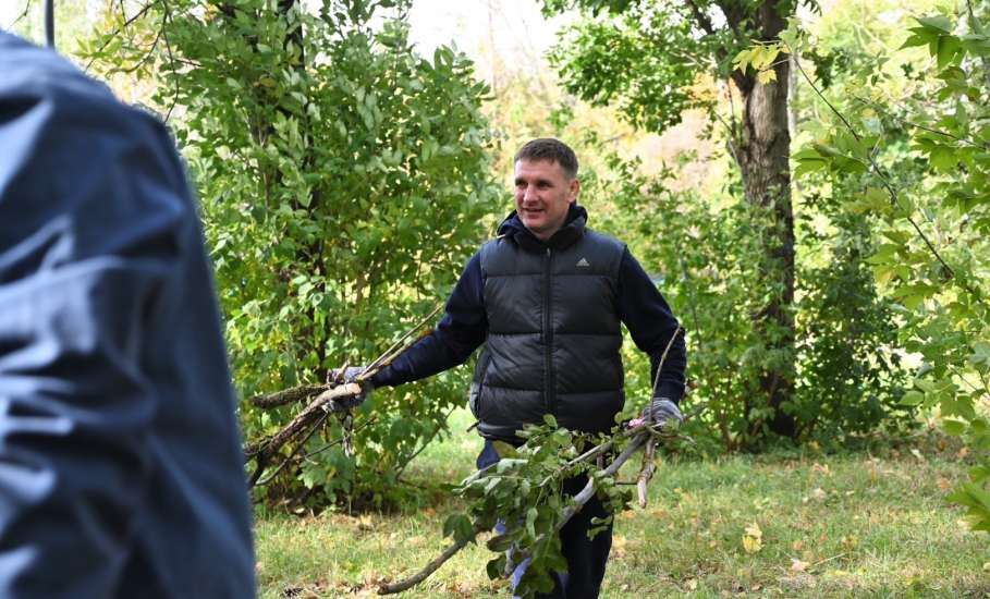 В Сквере воинов-интернационалистов снова прошел субботник