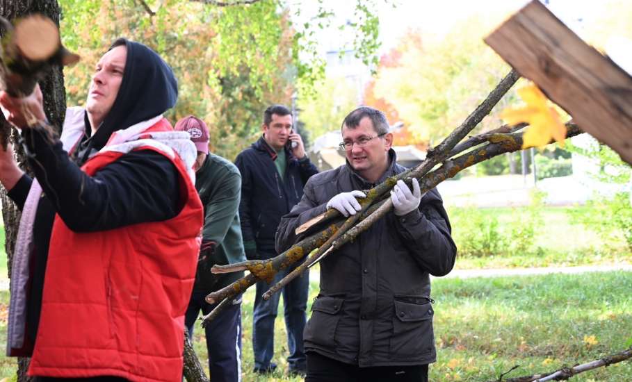 В Сквере воинов-интернационалистов снова прошел субботник