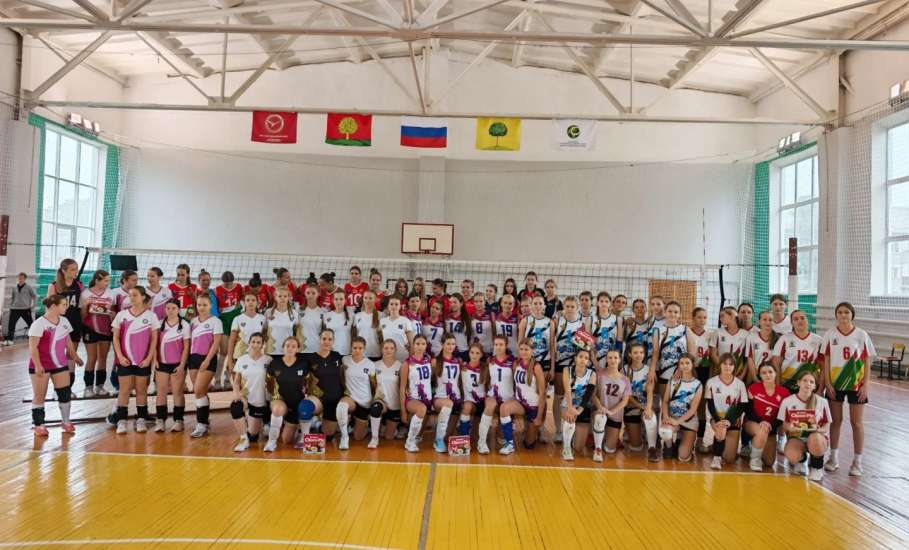 Команда из Ельца приняла участие в турнире по волейболу, проходившем в Липецке