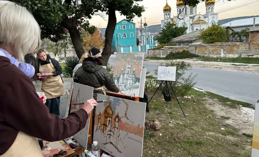 Молодые художницы Ельца принимают участие в крымском пленэре &laquo;Храмы на рассвете&raquo;