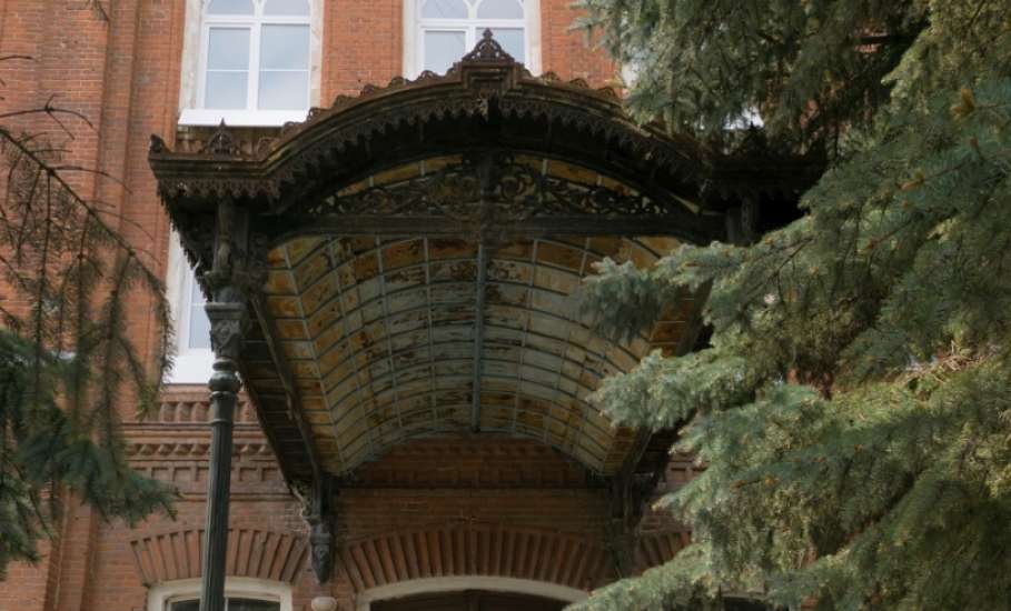По этим ступеням, в городе Ельце, когда-то шла Варвара Пащенко.  Та самая, что стала первой и самой пронзительной любовью Ивана Бунина
