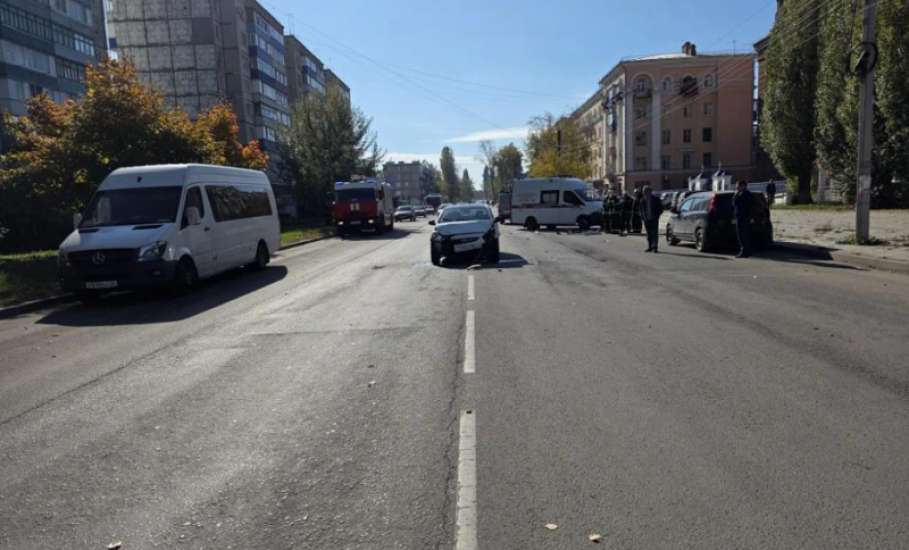 В Ельце в столкновении иномарок пострадала женщина-водитель!