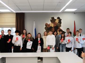 Сегодня в торжественной обстановке состоялась церемония вручения паспортов ельчанам