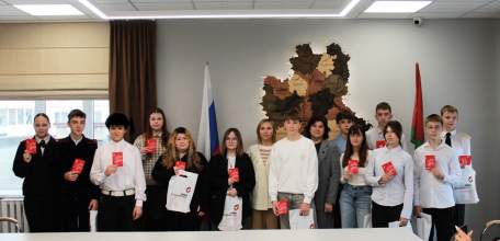 Сегодня в торжественной обстановке состоялась церемония вручения паспортов ельчанам