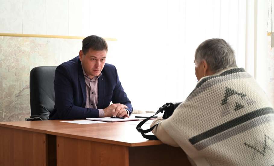 Заместитель главы администрации городского округа город Елец Денис Кирьянов провёл личный приём граждан