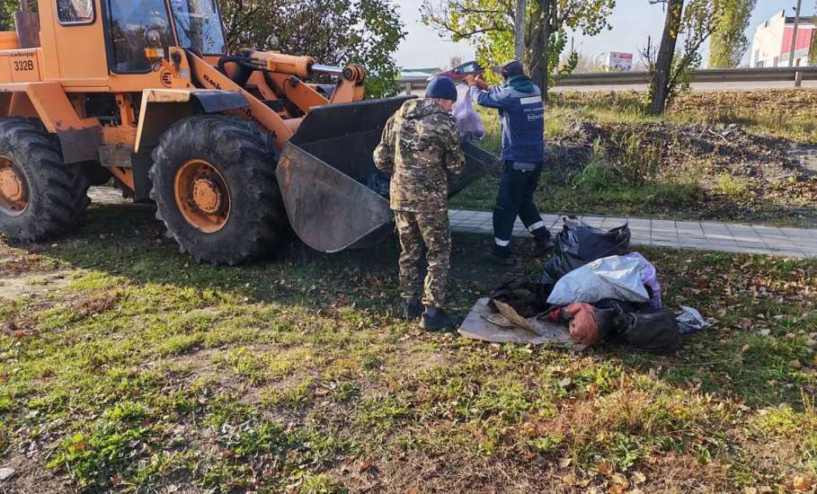 Сотрудники МБУ &laquo;Благоустройство&raquo; и представители ООО &laquo;Агроснабсахар&raquo; провели субботник на пешеходной зоне вдоль окружной трассы