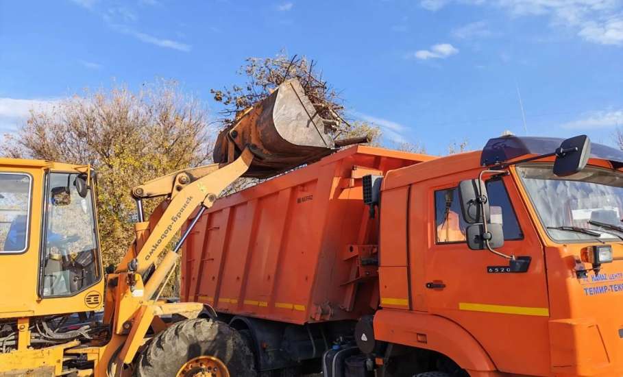 Сотрудники МБУ &laquo;Благоустройство&raquo; и представители ООО &laquo;Агроснабсахар&raquo; провели субботник на пешеходной зоне вдоль окружной трассы