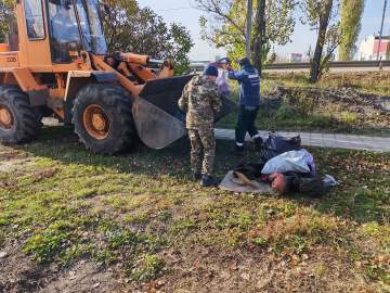 Сотрудники МБУ &laquo;Благоустройство&raquo; и представители ООО &laquo;Агроснабсахар&raquo; провели субботник на пешеходной зоне вдоль окружной трассы