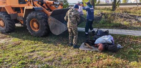 Сотрудники МБУ &laquo;Благоустройство&raquo; и представители ООО &laquo;Агроснабсахар&raquo; провели субботник на пешеходной зоне вдоль окружной трассы
