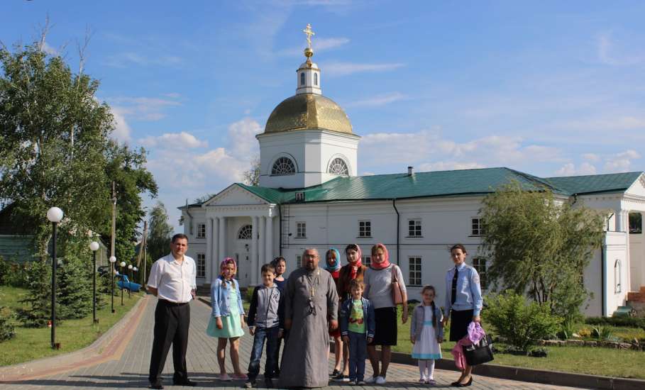 Для детей сотрудников Елецкого ЛО МВД России на транспорте проведена экскурсия по святым местам города Ельца