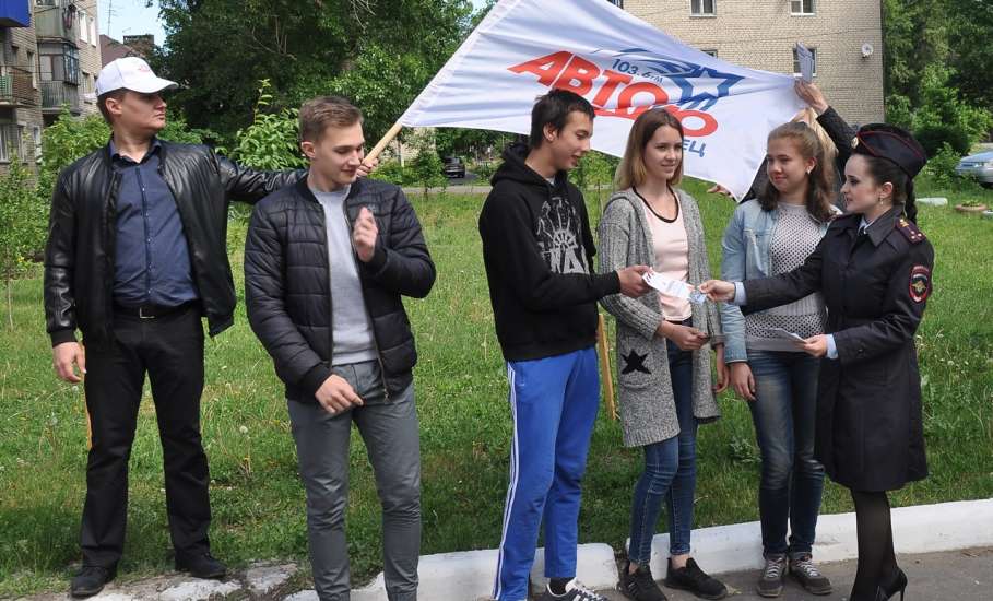 В рамках профилактических мероприятий «Внимание, дети!» сотрудники ГИБДД и представители «Авторадио» провели в Ельце совместную акцию