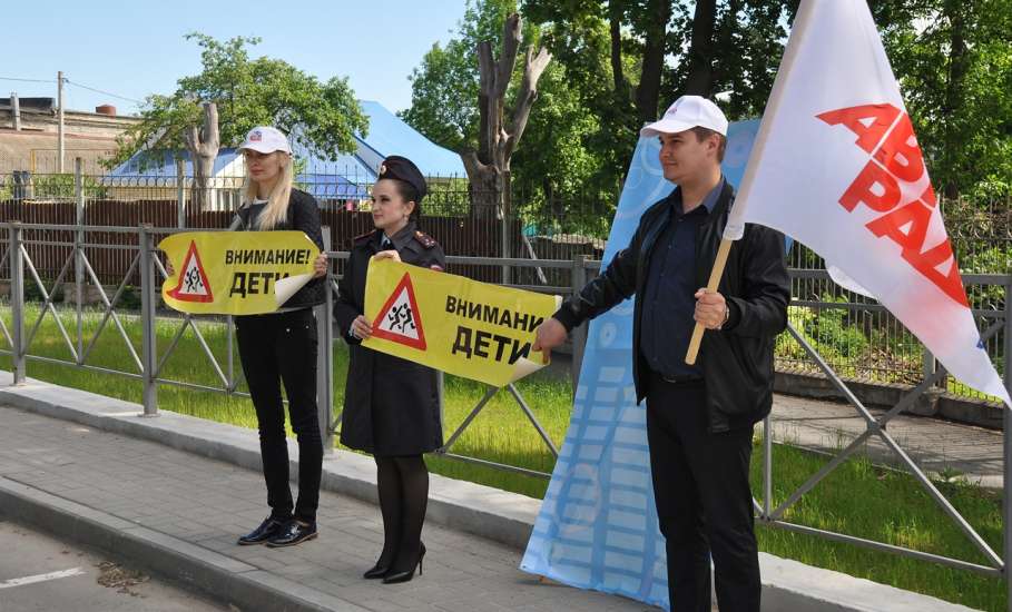 В рамках профилактических мероприятий «Внимание, дети!» сотрудники ГИБДД и представители «Авторадио» провели в Ельце совместную акцию