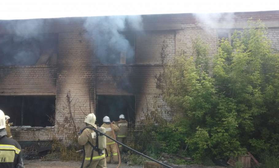 Утром 5 июня в Ельце горело здание неэксплуатируемого цеха