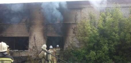 Утром 5 июня в Ельце горело здание неэксплуатируемого цеха