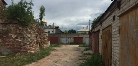 Покровский храм в Ельце - незаконно расположенные гаражи до сих пор не убраны администрацией! Вопреки постановлению прокуратуры города