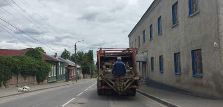 Администрация Ельца редко подметает улицы города!