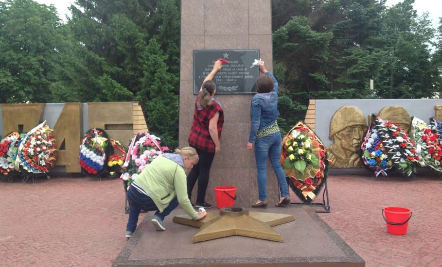 Активисты ОНФ провели уборку мемориалов в Липецкой области
