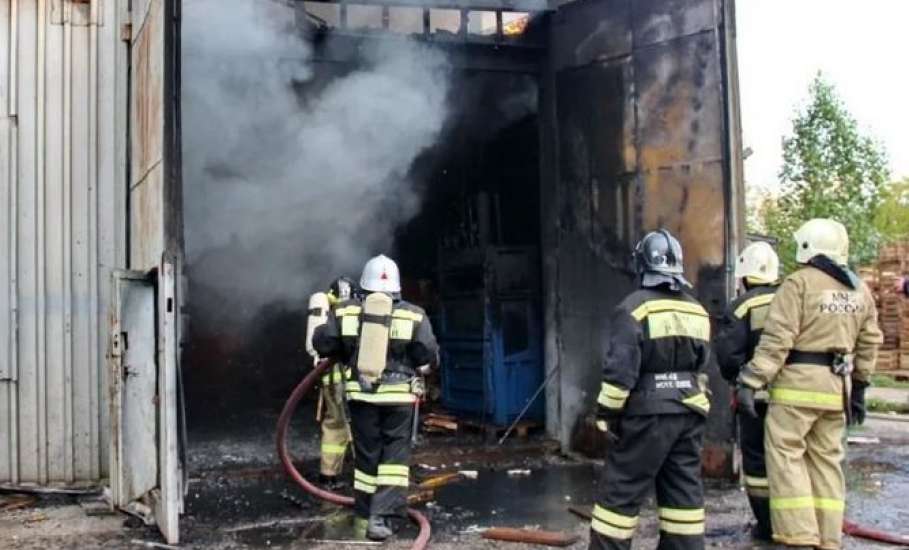 В Елецком районе на станции Телегино произошло загорание склада