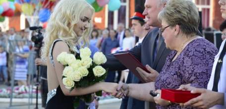 На пороге взрослой жизни: в Ельце более 300 выпускников простились со школой