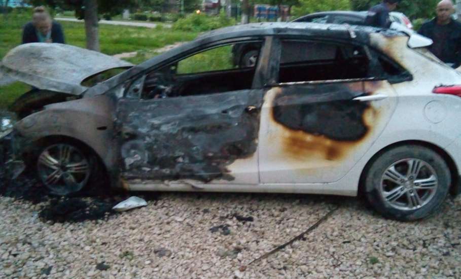 Сегодня ночью в Ельце горел автомобиль