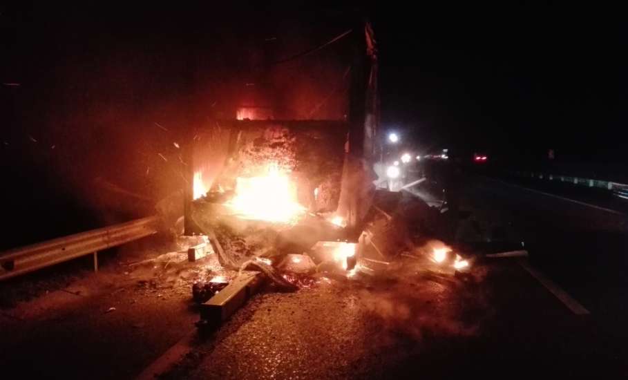 В Елецком районе на трассе М-4 ДОН произошло загорание автомобильного прицепа