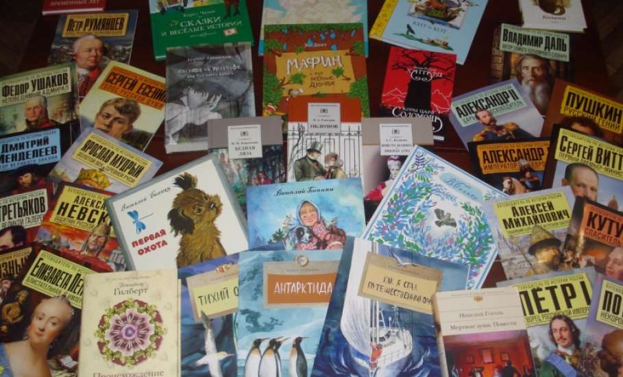 Елецкая детская библиотека №3 получила в подарок целую посылку новых книг