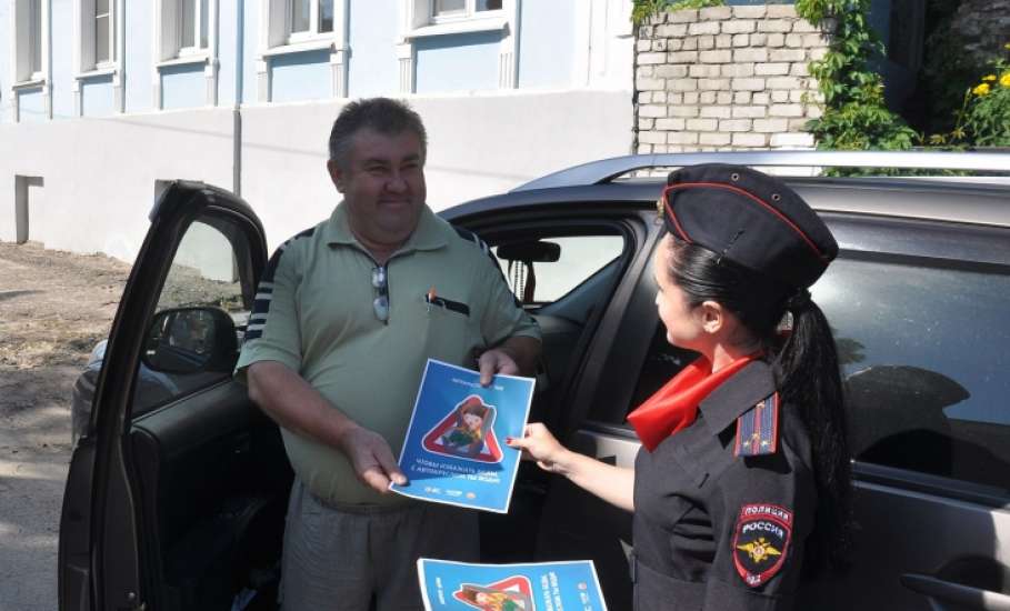 В Липецкой области автоинспекторы напоминают водителям о правилах безопасной перевозки детей