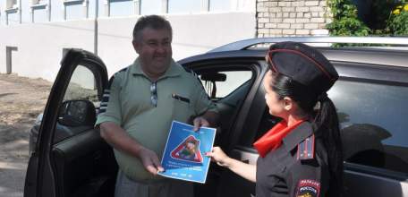 В Липецкой области автоинспекторы напоминают водителям о правилах безопасной перевозки детей