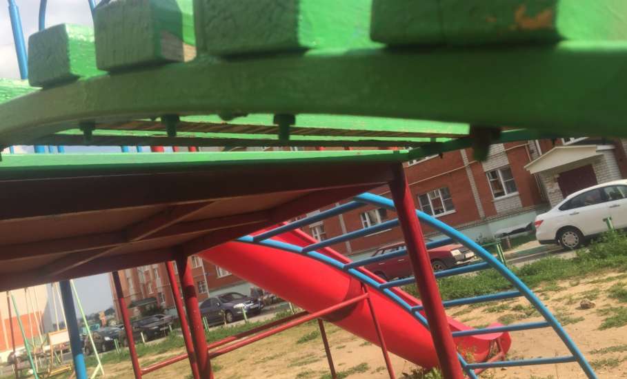 Две девочки в микрорайоне Александровский получили серьёзные травмы, играя на опасной детской площадке!
