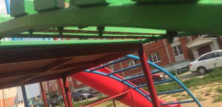 Две девочки в микрорайоне Александровский получили серьёзные травмы, играя на опасной детской площадке!