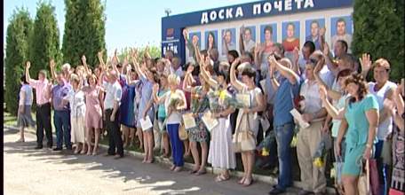 Грамоты, медали, премии и фото на доске почёта: руководители ОАО &laquo;Элтеза&raquo; поздравили работников предприятия с праздниками