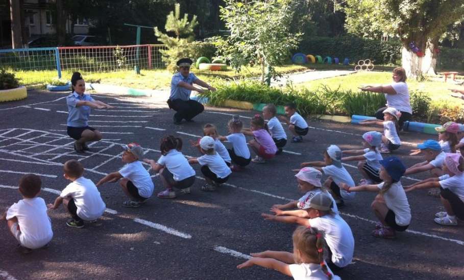 Сотрудники ОГИБДД ОМВД России по городу Ельцу провели спортивное занятие с воспитанниками детского сада