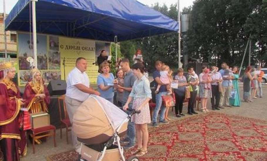 «Я родился!»: молодые семьи и супругов-юбиляров чествовали в Елецком районе
