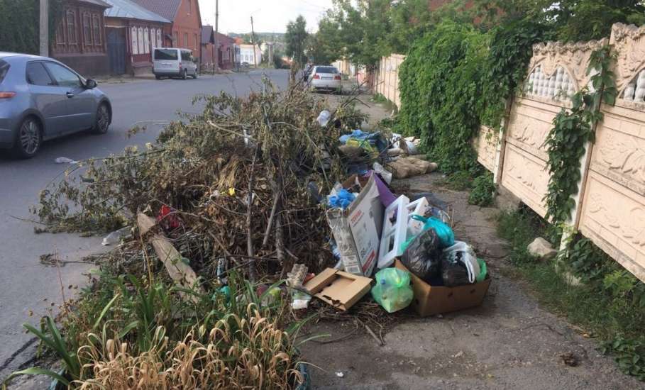 Зловоние и мусор на улице Мира, напротив дома 136, достало местных жителей!