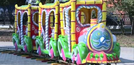 В Детском парке Ельца начался монтаж аттракционов