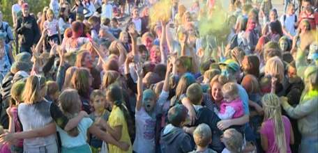 Разноцветные люди: ельчане проводили уходящее лето фестивалем красок