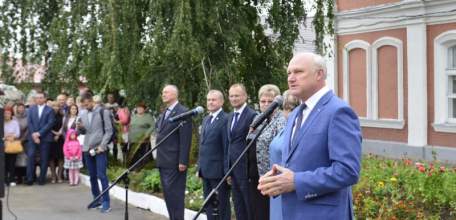 День знаний в Ельце начался торжественными линейками